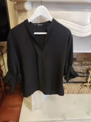 Blusa negra manga abullonada.