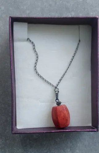 Colgante con cadena y caja de regalo