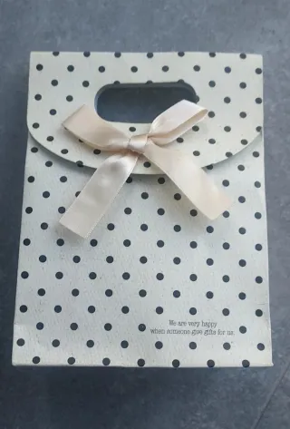 Colgante con cadena y caja de regalo