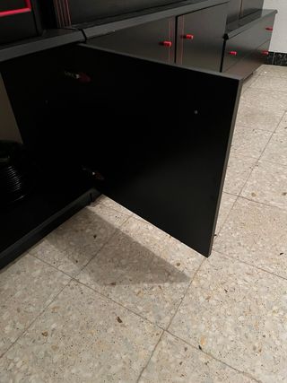 Mueble de salón negro y rojo