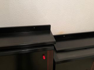 Mueble de salón negro y rojo