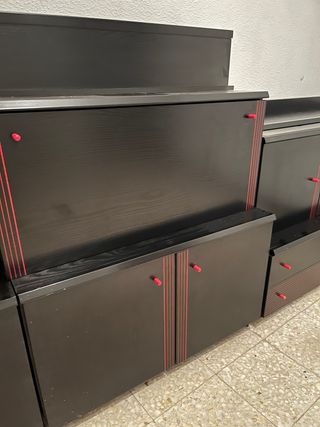 Mueble de salón negro y rojo