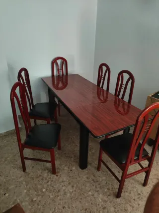 Mesa comedor con 6 sillas madera y cuero