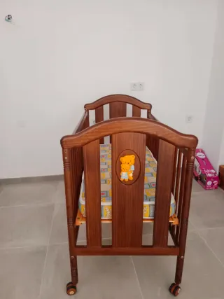 Cuna de madera para bebé