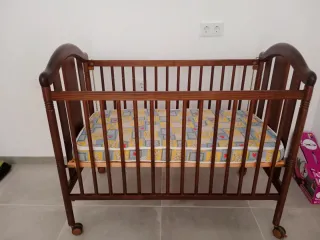 Cuna de madera para bebé