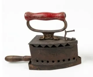 Ferro antigo com cabo de madeira