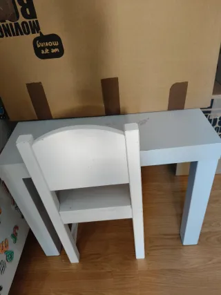 Mesa y 3 sillas infanti (1blanca y 2 rojas)