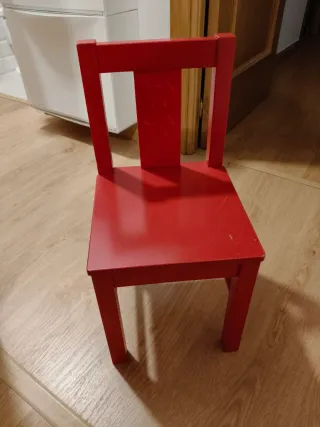 Mesa y 3 sillas infanti (1blanca y 2 rojas)