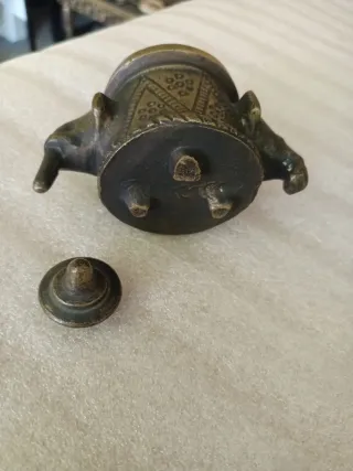 Tintero de bronce con elefantes