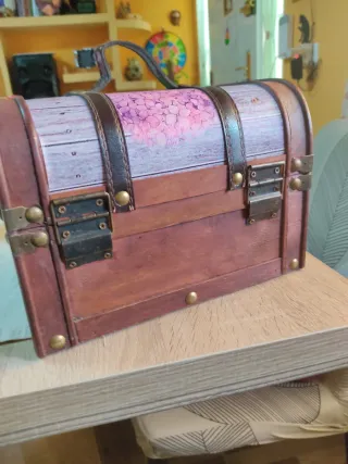 Baúl decorativo macetero madera y cuero.