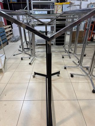 Mueble expositor ropa con ruedas