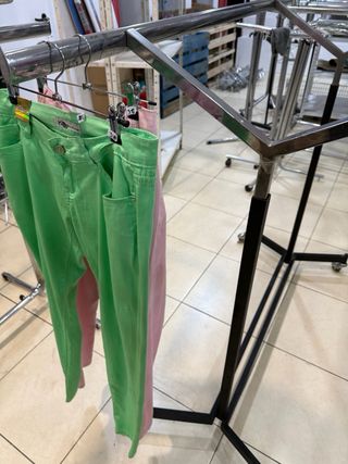 Mueble expositor ropa con ruedas