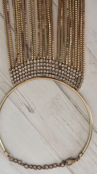 Collar dorado con cadenas y pedrería