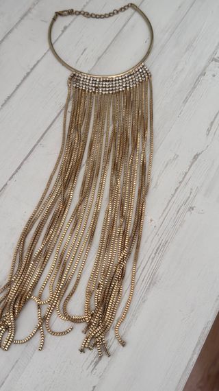 Collar dorado con cadenas y pedrería