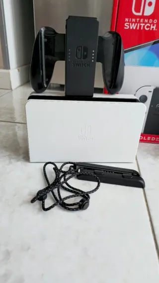 Nintendo Switch OLED Bianca completa di accessori