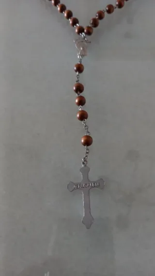 Rosario de madera con estuche
