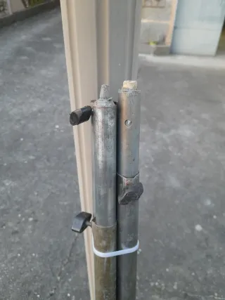 Toldo de verano beige y gris