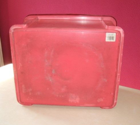 Caja de plástico roja con tapa de 30 litros