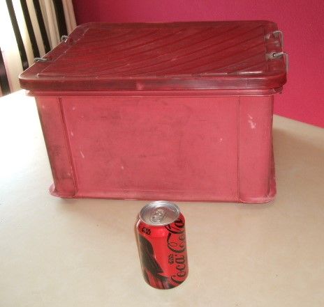 Caja de plástico roja con tapa de 30 litros