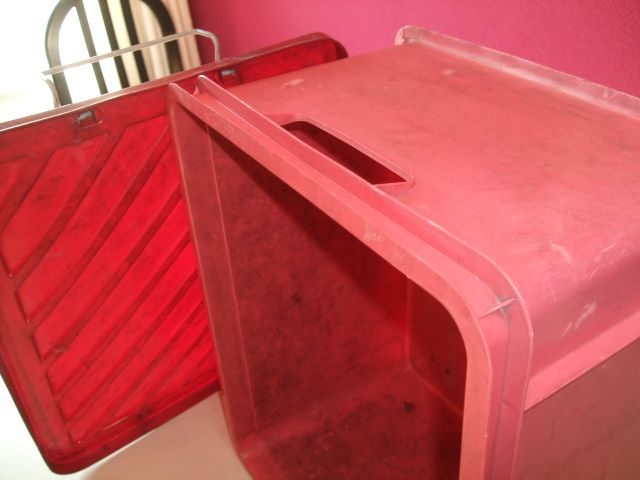 Caja de plástico roja con tapa de 30 litros