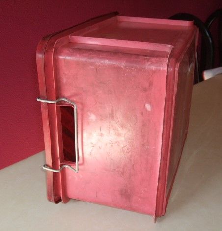 Caja de plástico roja con tapa de 30 litros