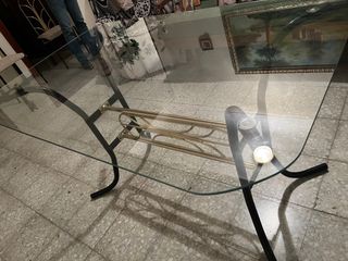 Mesa de cristal y sillas