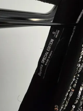 Body Bershka lentejuelas negro y plata