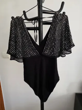 Body Bershka lentejuelas negro y plata