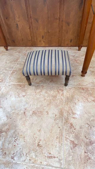 Escritorio de madera con silla, reposapiés y lampa