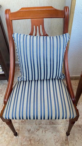 Escritorio de madera con silla, reposapiés y lampa