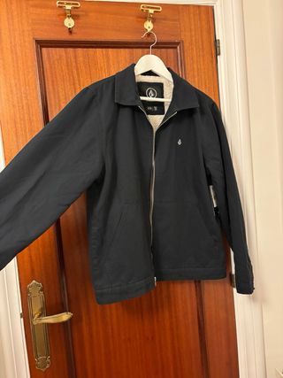 Chaqueta Volcom azul marino con etiqueta