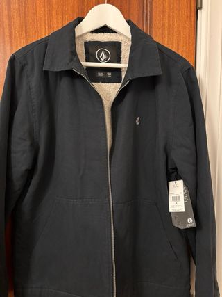 Chaqueta Volcom azul marino con etiqueta