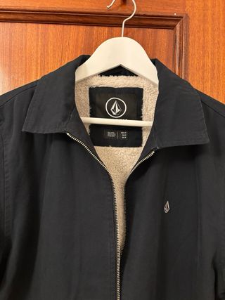 Chaqueta Volcom azul marino con etiqueta