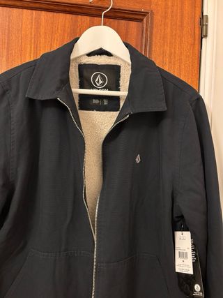 Chaqueta Volcom azul marino con etiqueta