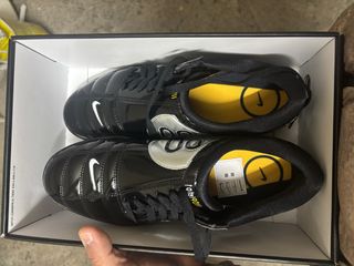 Due paia di Scarpe da calcio Nike Total 90