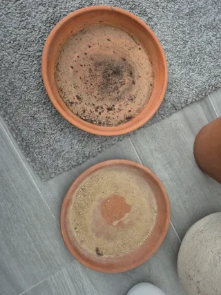 Juego de macetas de cerámica, y dos platos