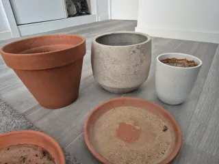 Juego de macetas de cerámica, y dos platos