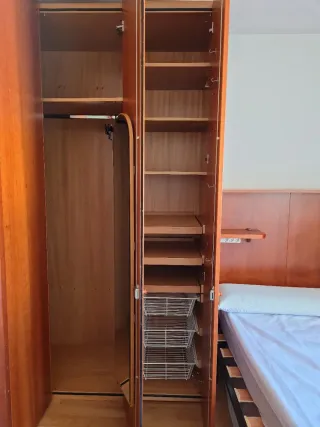 Armario de esquina madera y cristal y somier 135cm