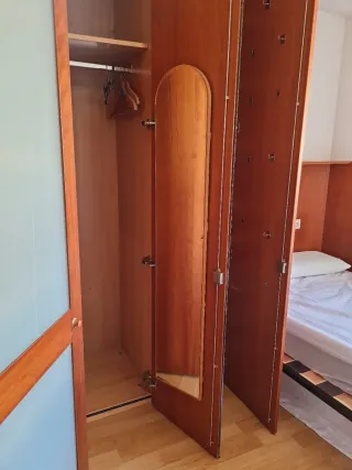 Armario de esquina madera y cristal y somier 135cm