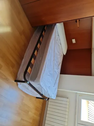 Armario de esquina madera y cristal y somier 135cm