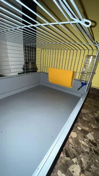 Jaula para cobaya gris y amarilla