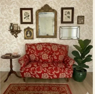 Sofá de tela estampado rojo y dorado