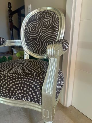 Silla decorativa plateada con estampado