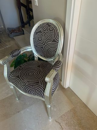 Silla decorativa plateada con estampado