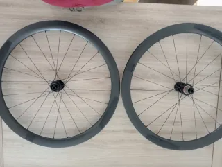 Ruedas carbono Novatec R4 + bielas Sram rival dub