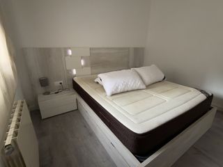 Cama completa con cabecero y mesitas