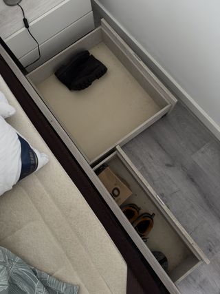 Cama completa con cabecero y mesitas