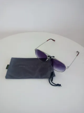 Gafas de sol Hawkers plateadas y azules.