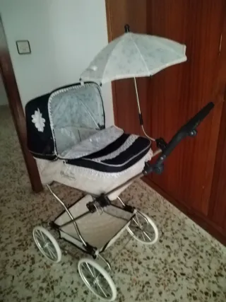 Cochecito y muñeca clásico