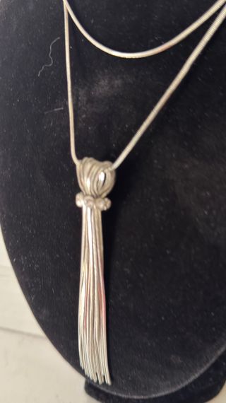 Collar plateado con colgante de flecos